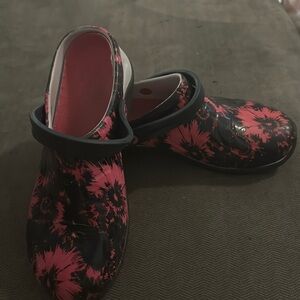 Brand:Anywear,size:9 color: Pink and black tiedye,slip and oil resistant